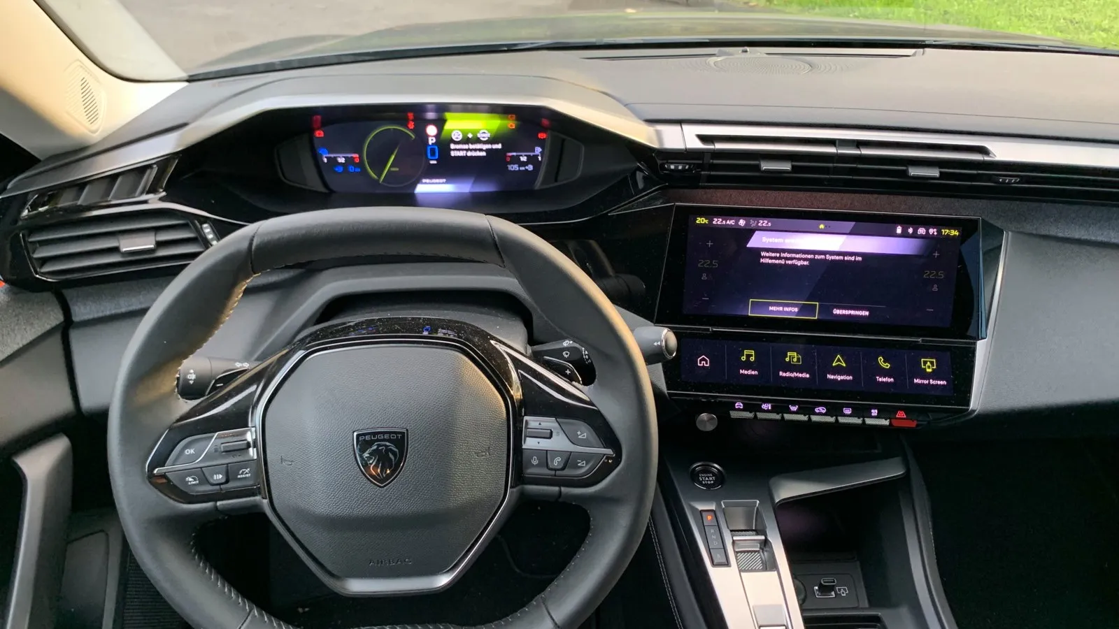 Das vielfach konfigurierbare Kombiinstrument hinter dem Lenkrad ist weit oben angesiedelt. Dadurch erreicht Peugeot einen Effekt, der fast an ein Head-up-Display herankommt. Die 10-Zoll-Digitalinstrumente des i-Cockpit sind Serie, ebenso wie der zum Fahrer angewinkelte 10-Zoll-Touchscreen in der Mittelkonsole.